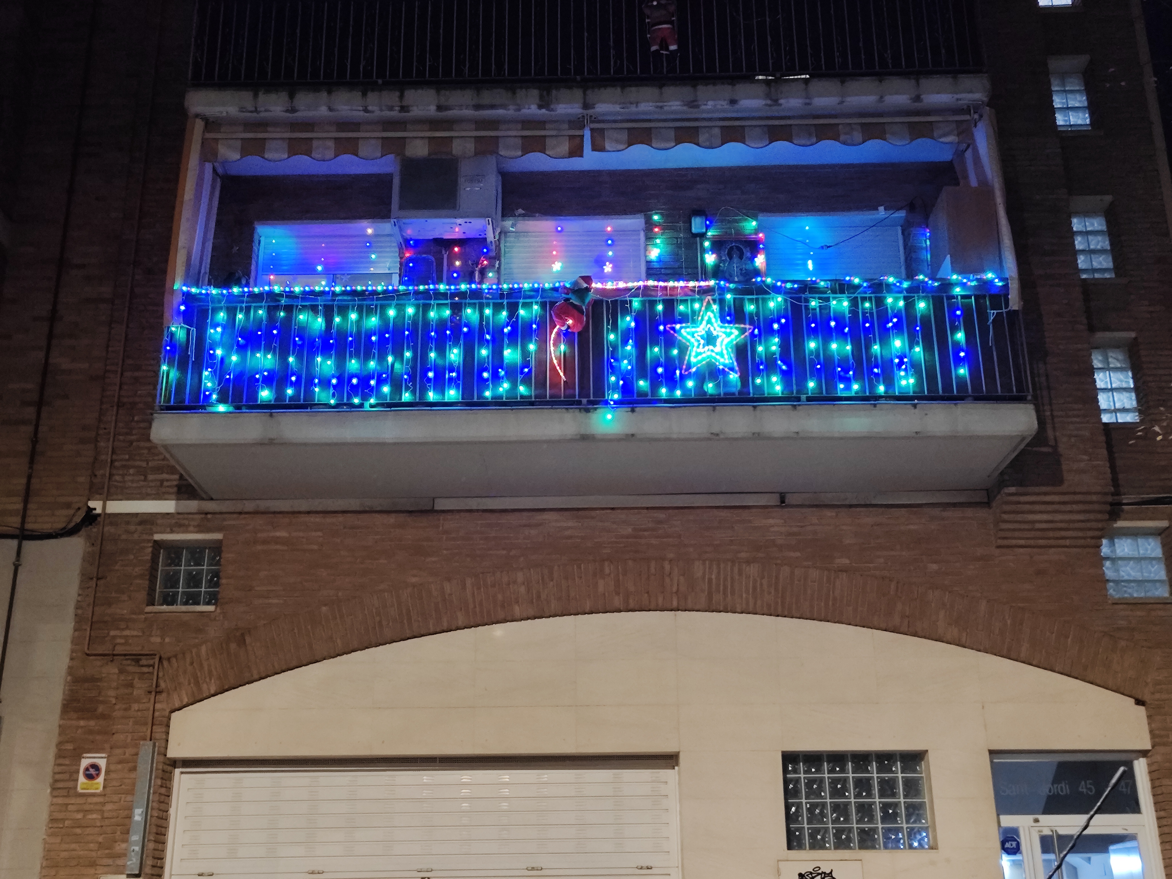 Imatge pels mitjans: Balcó amb esperit de Nadal